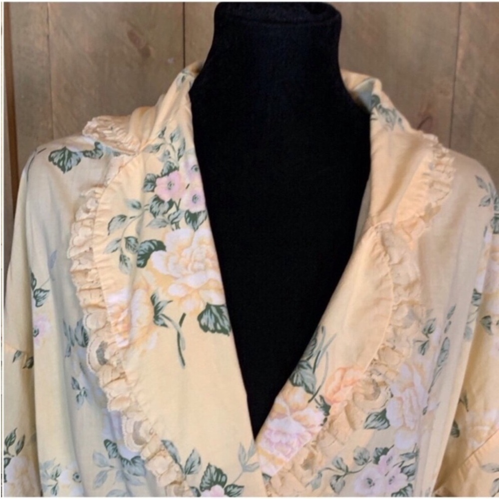 Vintage Victoria’s Secret light yellow long lightweight robe with floral print - Picture 6 of 11